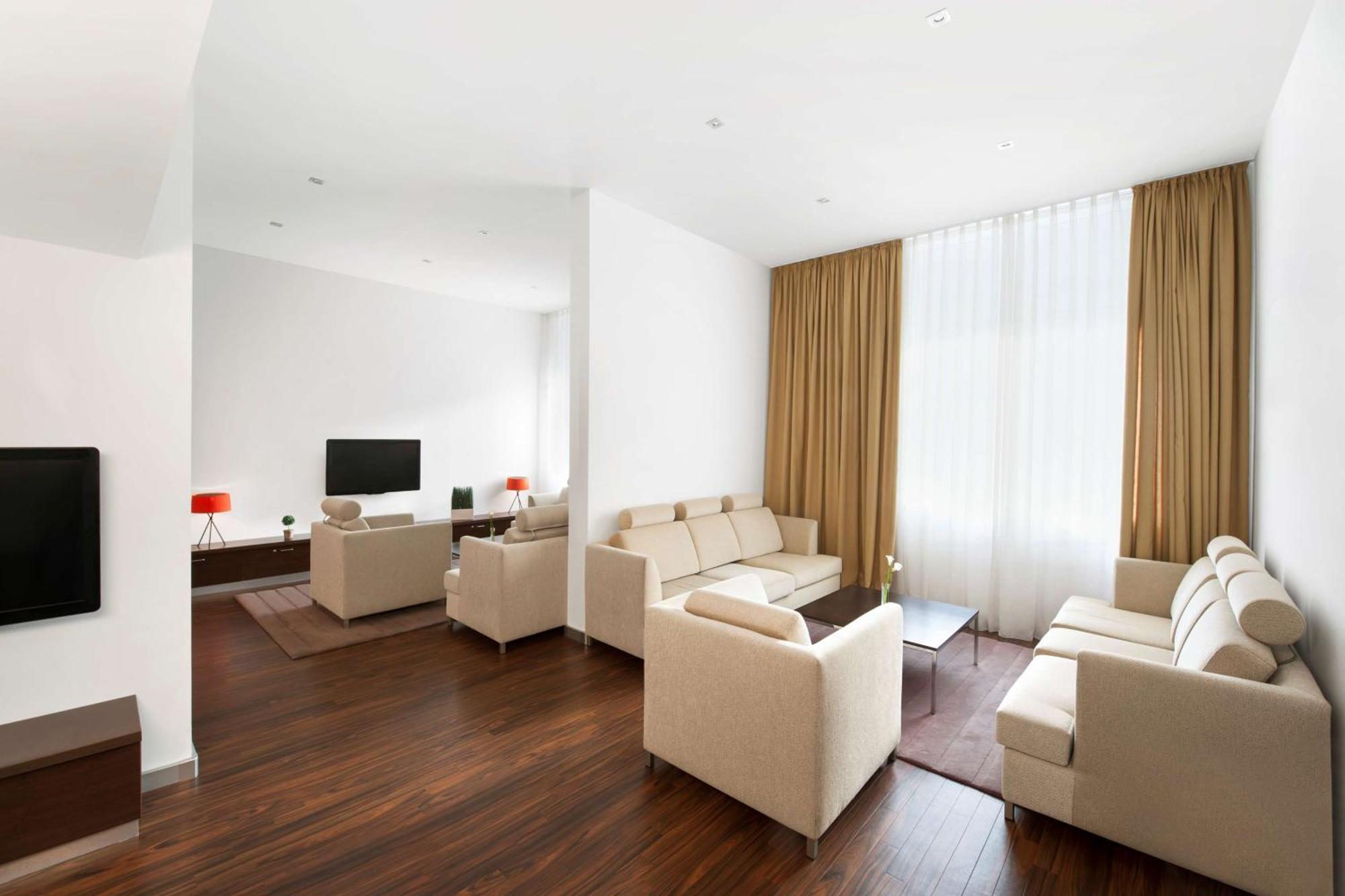 Nh Frankfurt Airport West Hotel 4*