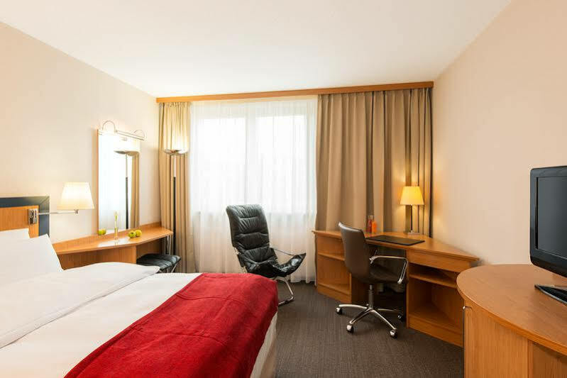 Nh Frankfurt Airport West Hotel 4*